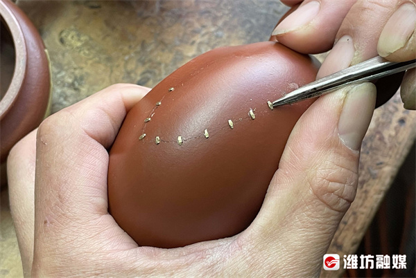 "没有金刚钻,揽不了瓷器活",说的就是祝小鹏手中的手艺——锔瓷.