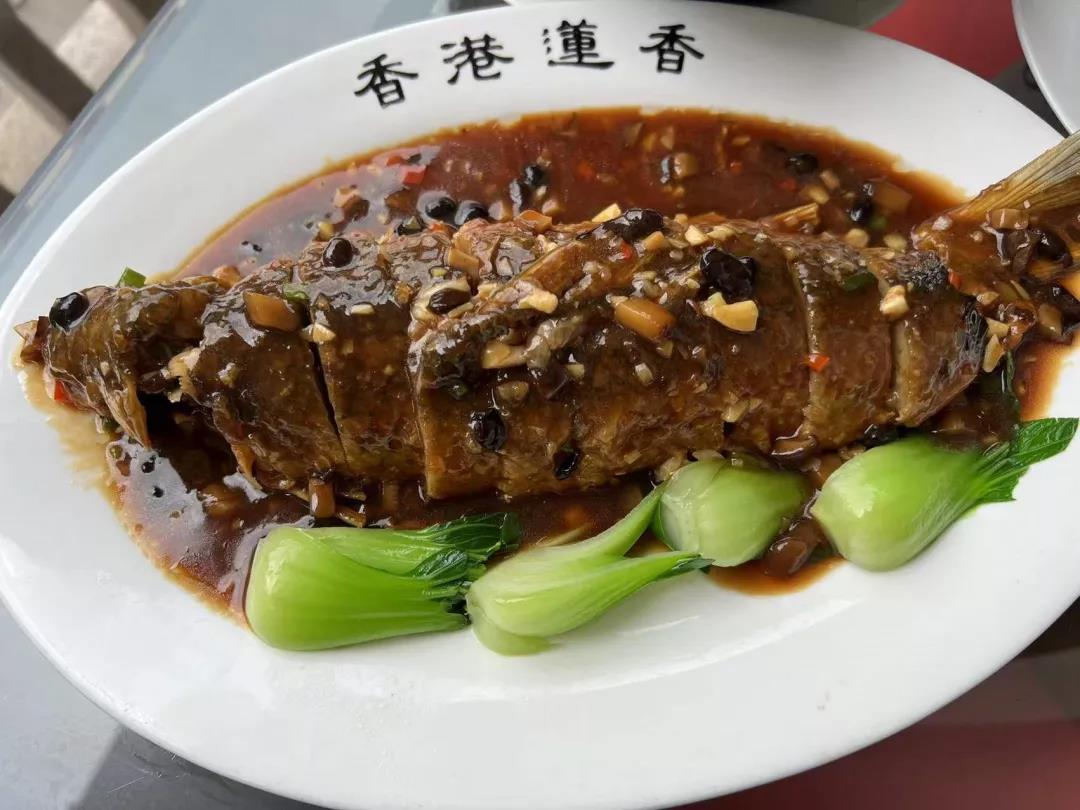 刚上桌的煎酿鲮鱼丨拍摄 樊北溟