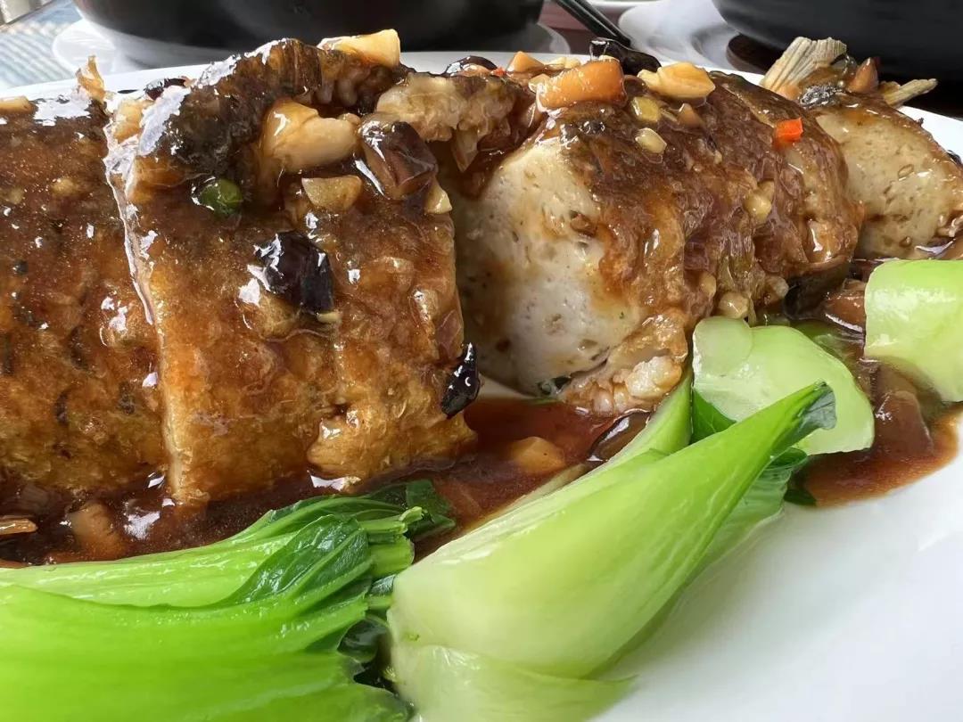 实心的煎酿鲮鱼丨拍摄 樊北溟