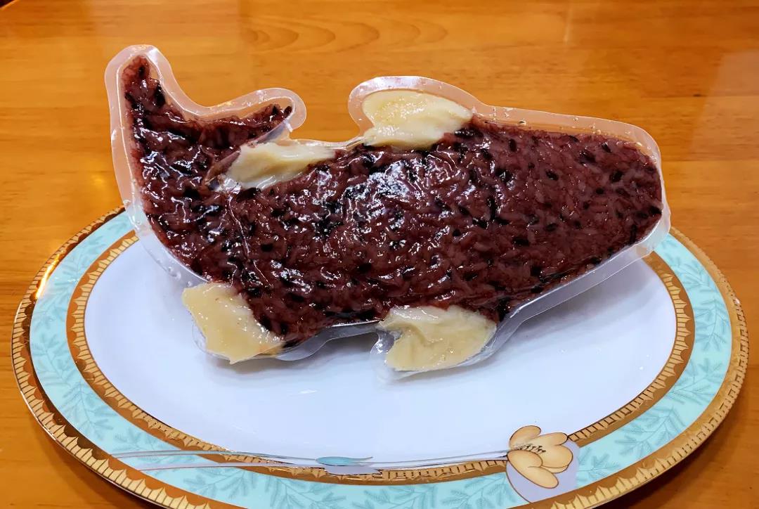 还未开封的鲤鱼八宝饭丨拍摄 樊北溟