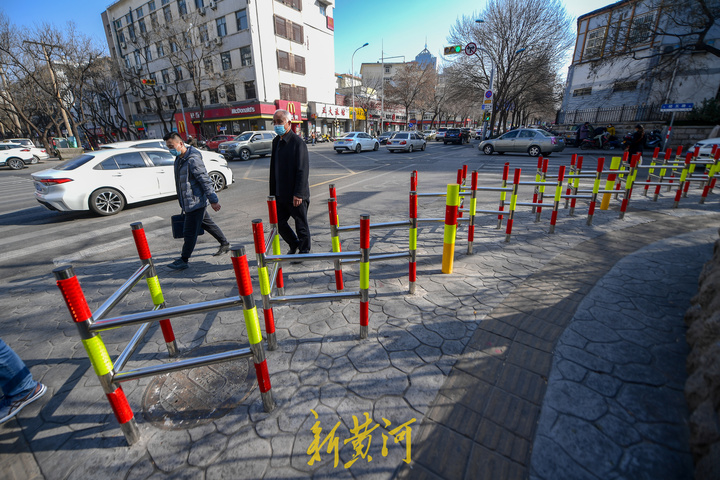 箭头形隔离护栏首次上路保障行人通行安全