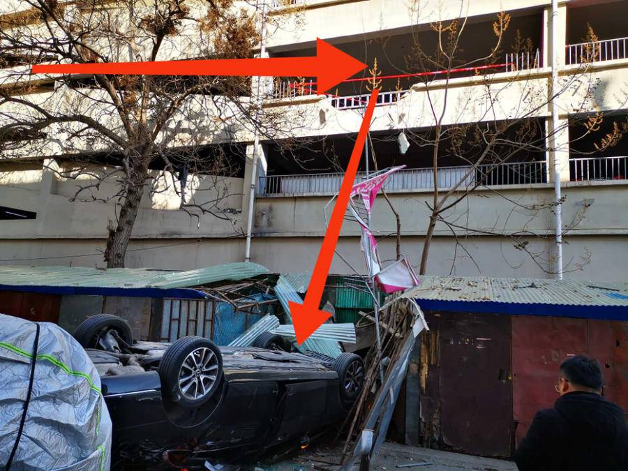 潍坊：一奔驰轿车撞断护栏，从立体停车场三楼跌落