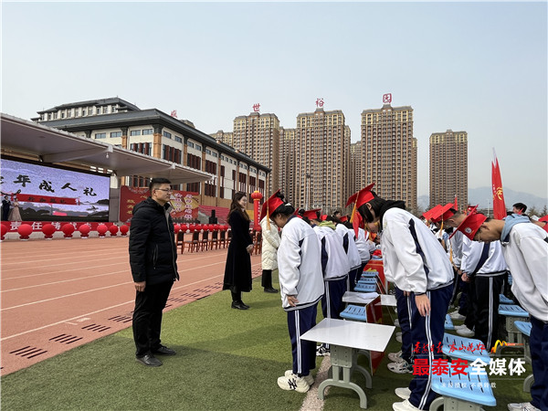 泰安实验中学举行高三学生成人礼暨高考誓师大会