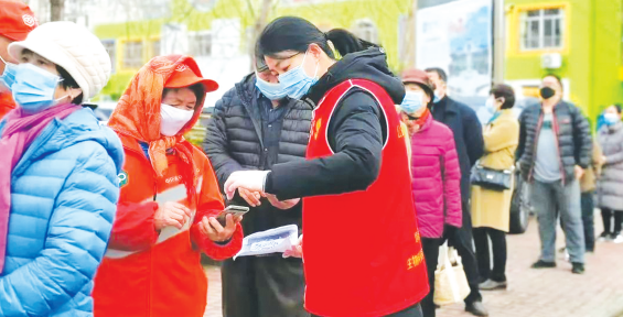 近千名社会工作者和志愿者投身防疫一线红马甲彰显大爱烟台