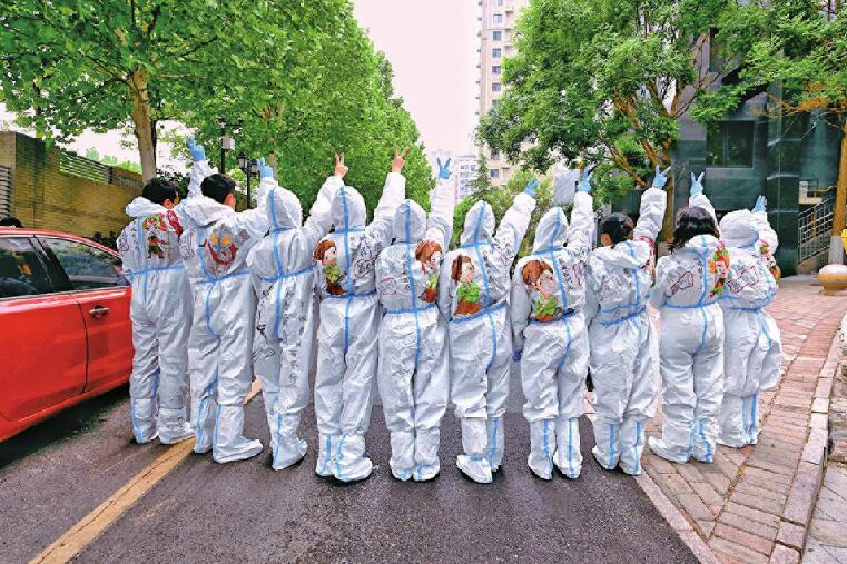 8日,在舜耕街道銀豐花園,卡通