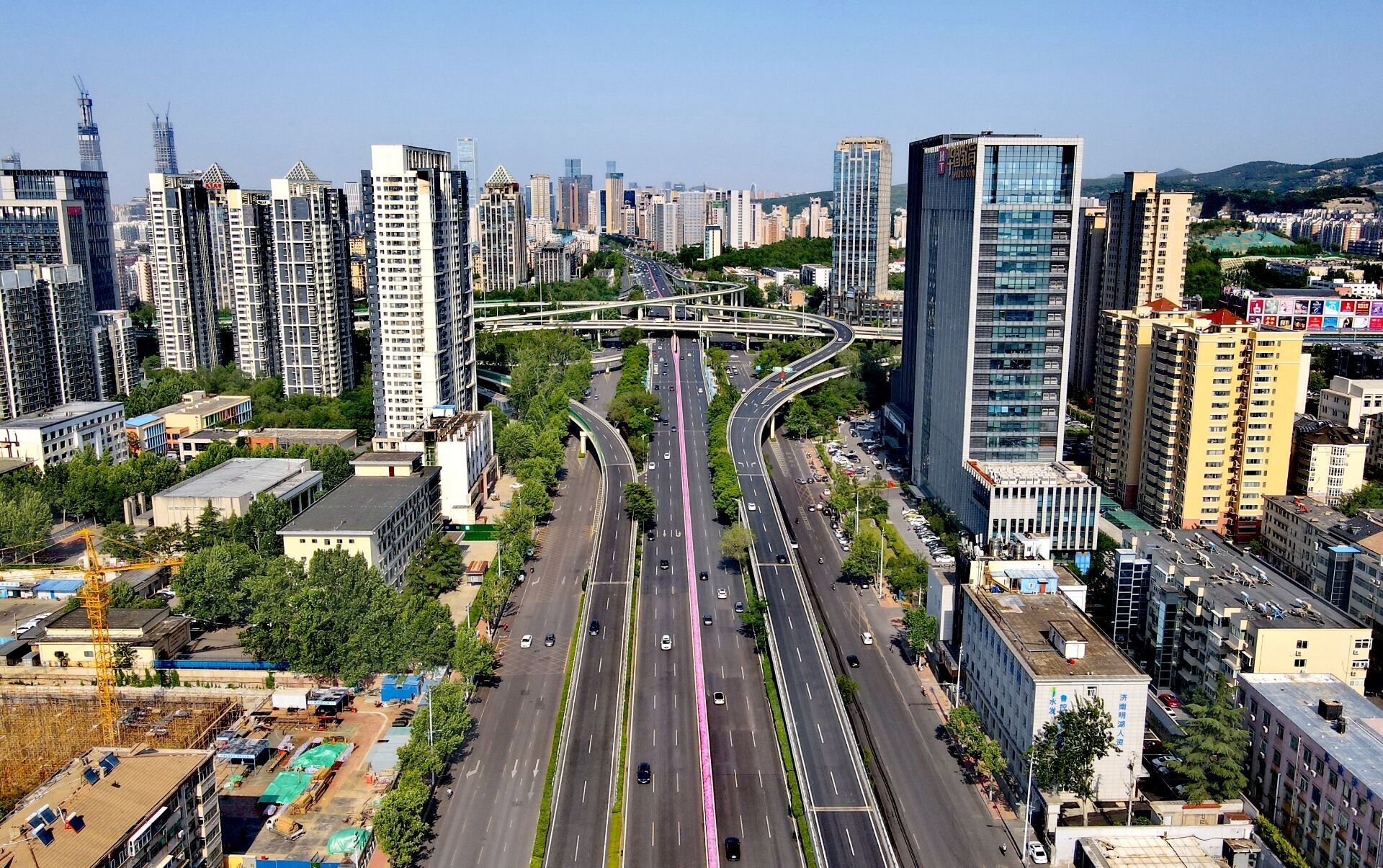 济南燕山立交桥变身绚烂"花路"