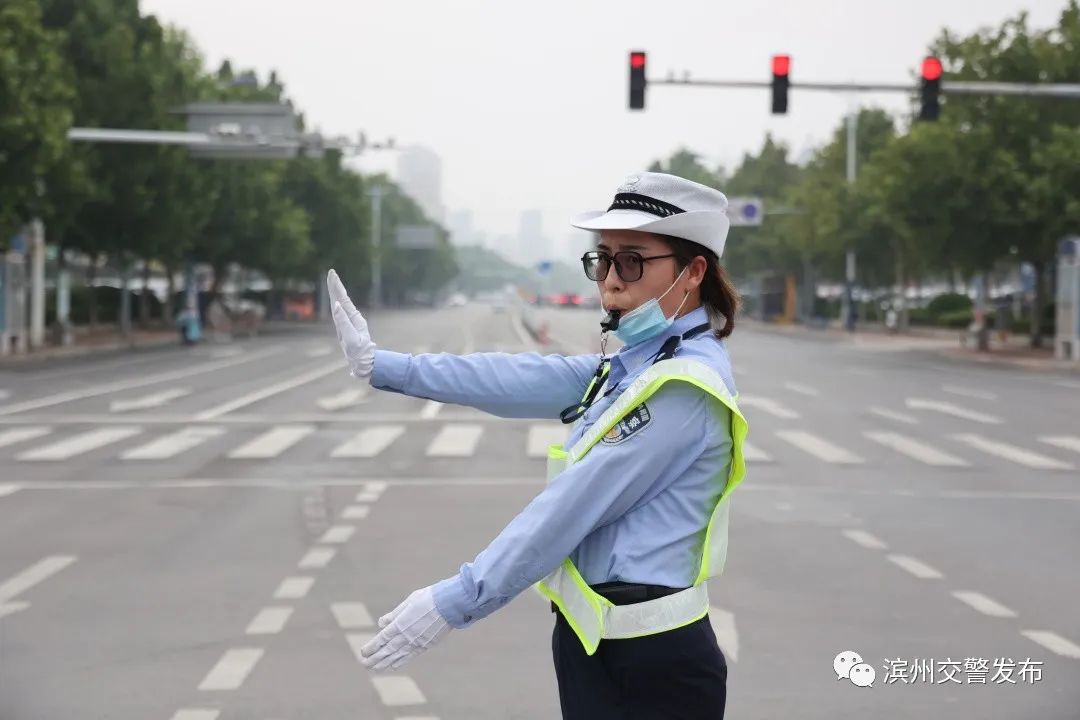 亮嗓门警花风里雨里守护城市顺畅通行丨我在一线