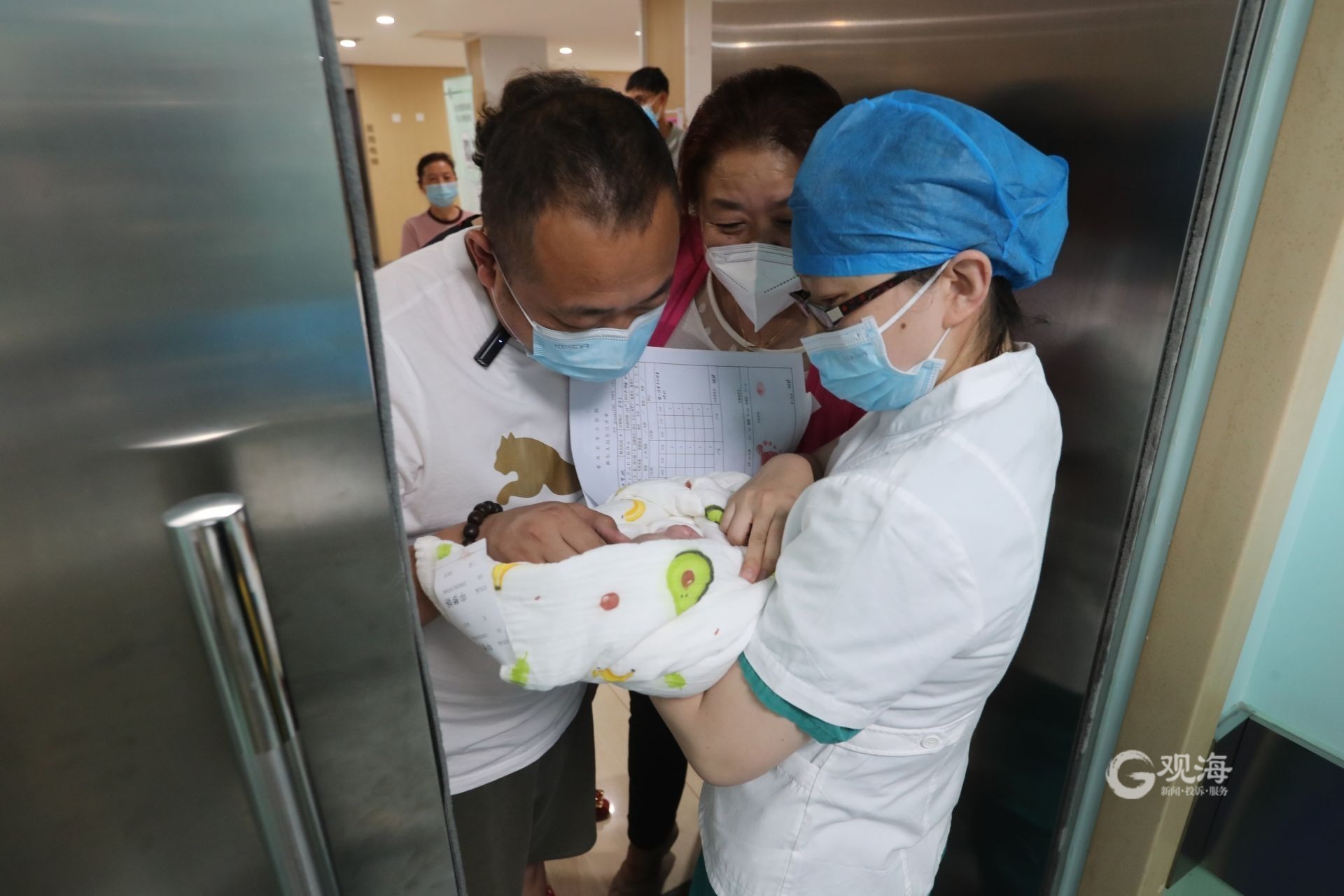 拆盲盒见证产房外新手爸爸的动情一瞬