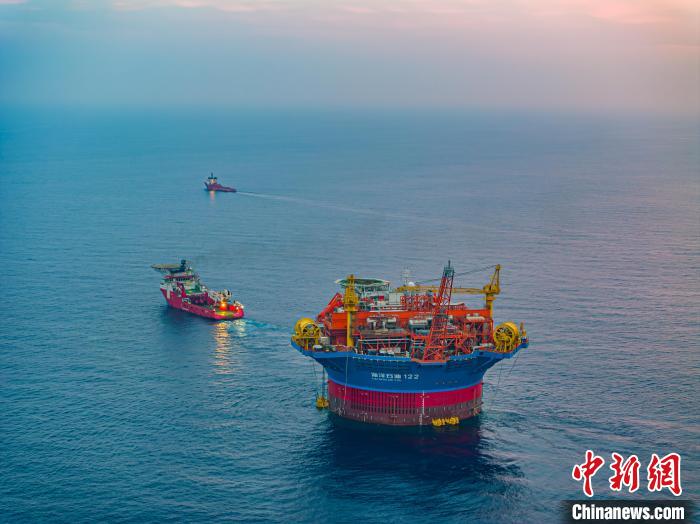 亚洲首艘圆筒型“海上油气加工厂”运抵作业海域