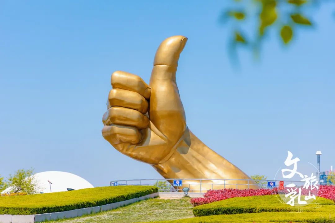 威海>威海故事>大拇指广场是乳山银滩的地标性建筑通体铜铸,造型逼真