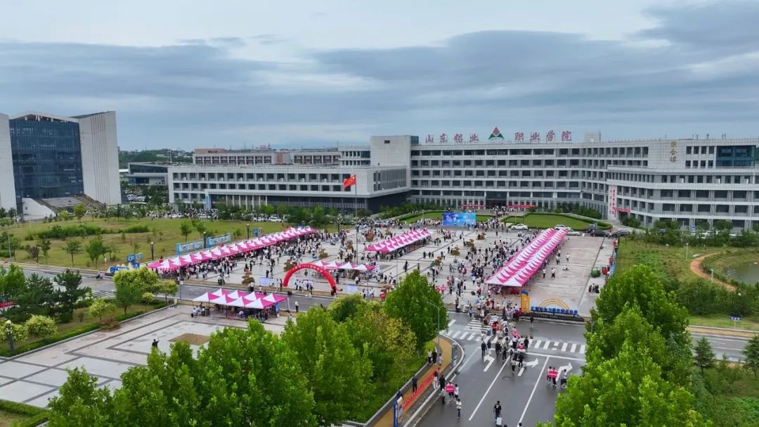 山东铝业职业学院6000多名新生报到