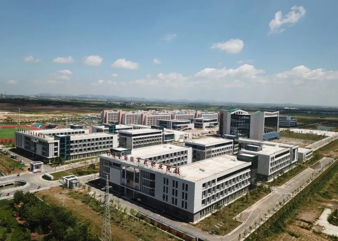 山东铝业职业学院6000多名新生报到