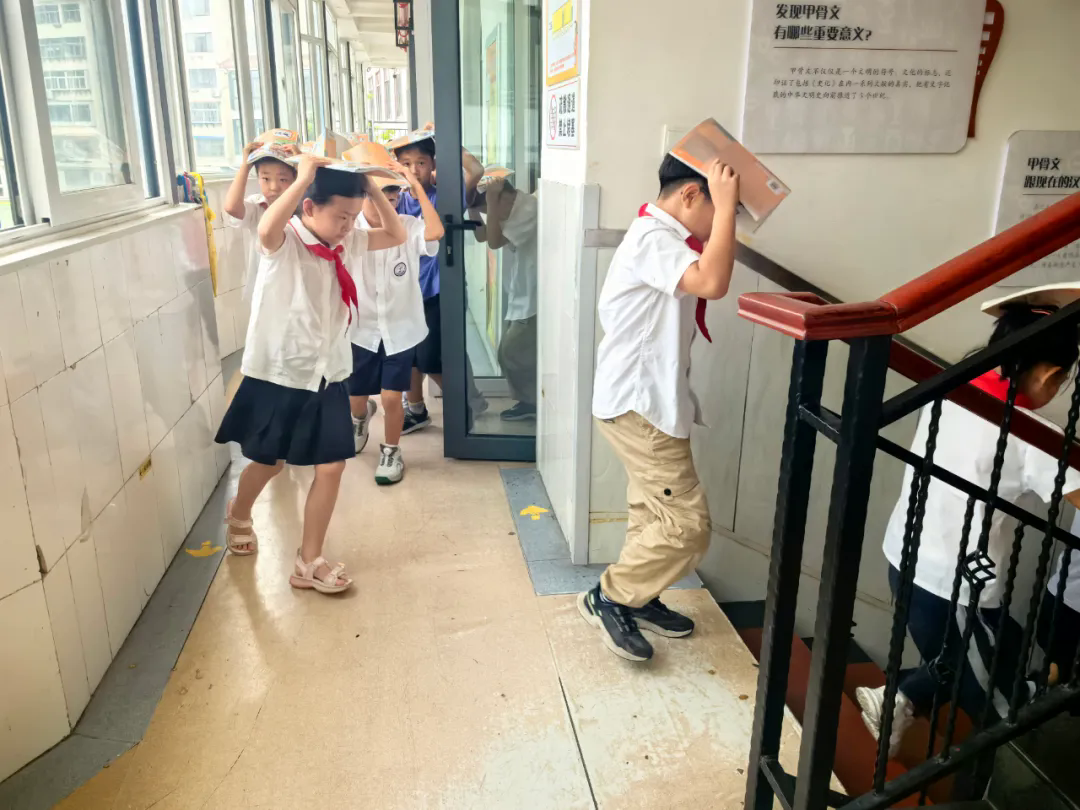 威海市鲸园小学防震防踩踏应急疏散演练举行