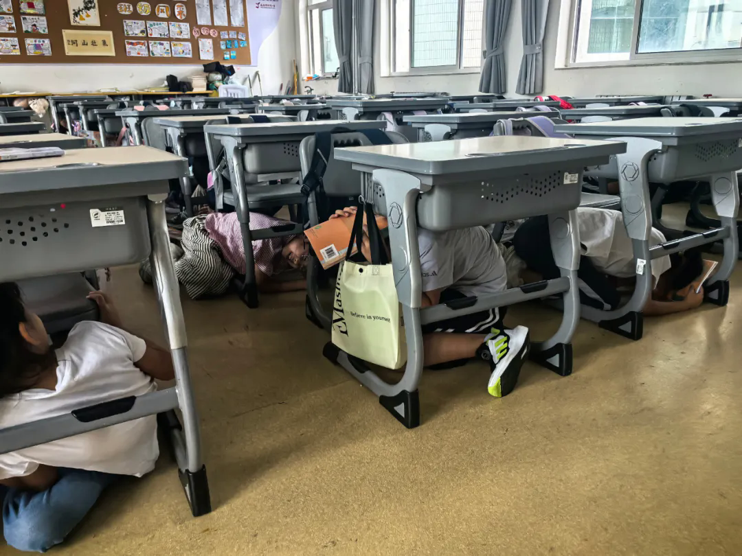 威海市鲸园小学防震防踩踏应急疏散演练举行