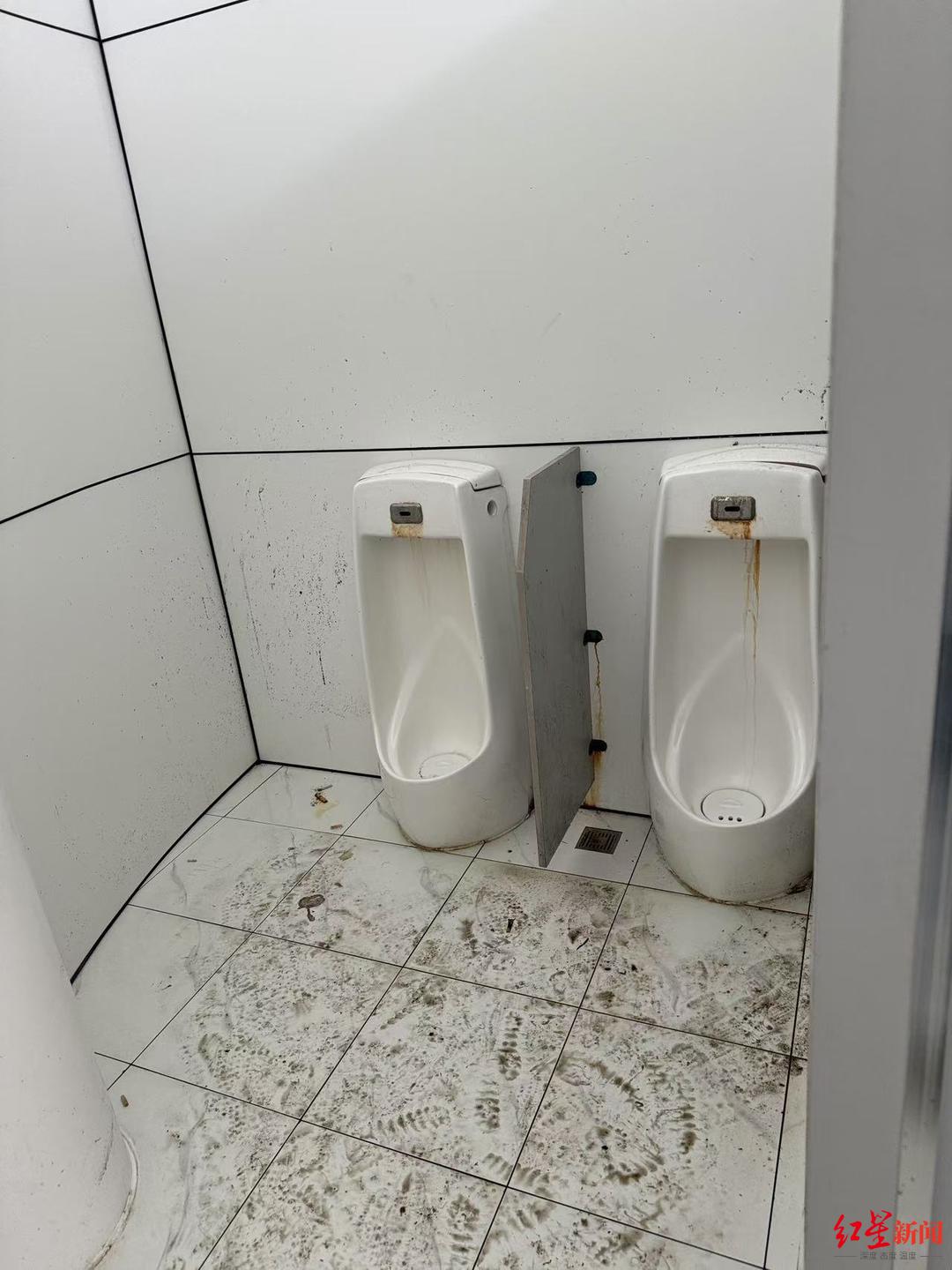 在龙门之巅1号公路绵竹起点梨花广场附近,一处公共厕所正在升级改造