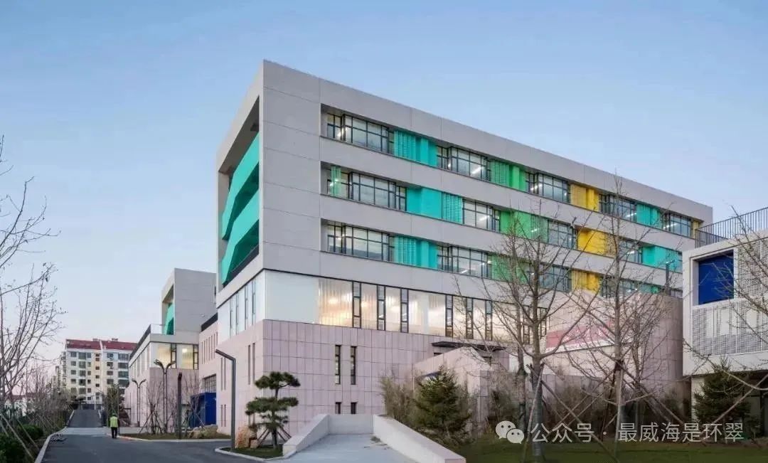 除了如诗如画的校园景致,独特的建筑风格也赋予了这所学校别样的文化