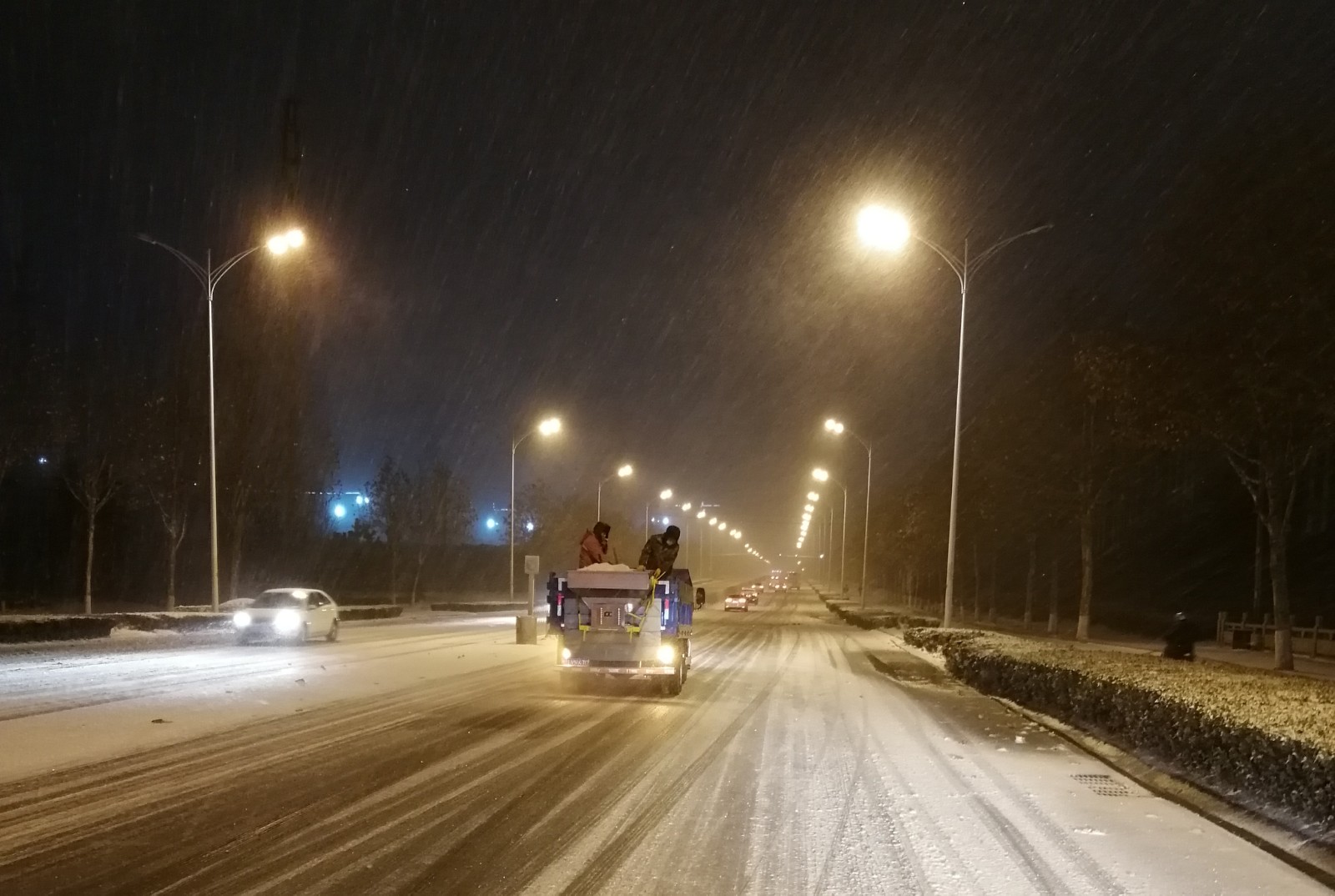 凌晨5点，通济新经济区环卫工人已开始在辖区主要道路撒融雪剂，保障居民出行。
