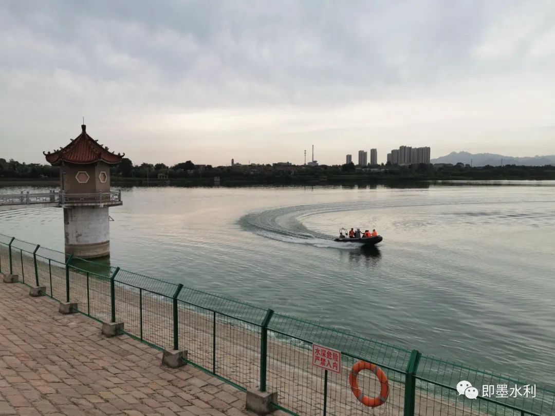 —石棚水库管护科开展冲锋舟救援演练