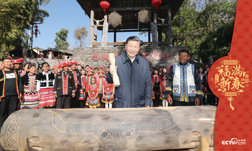 2020年1月19日,，習(xí)近平總書記來到騰沖市清水鄉(xiāng)三家村中寨司莫拉佤族村看望鄉(xiāng)親們，走進(jìn)村民家中了解脫貧攻堅(jiān)情況,，并向大家送上新春祝福,。