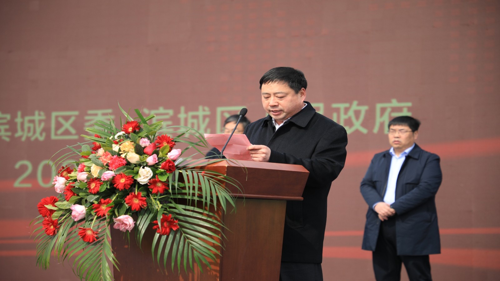 滨州工业园区党工委副书记,管委会主任边洪芳在开工仪式上发言