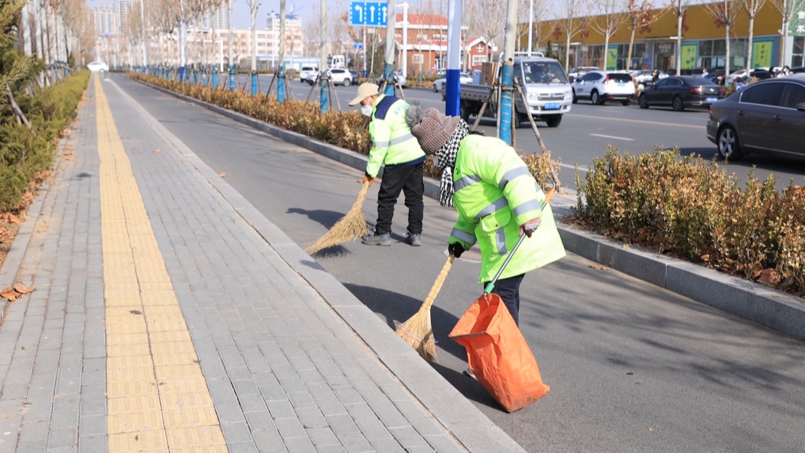 滨州市滨城区环卫工人坚守岗位的城市美容师