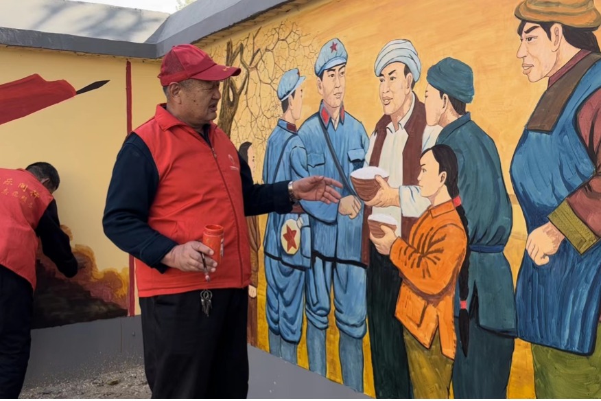 近日,走进丁坞镇,道路两侧的"红色文化墙"格外引人注目,这些以连环画