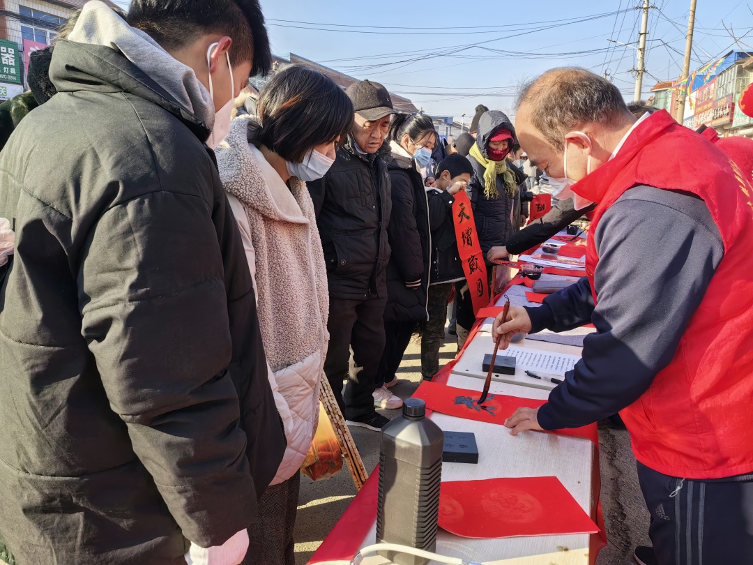 乐陵市黄夹镇开展笔墨抒美意佳联迎新春赶大集暖心义诊迎新春活动