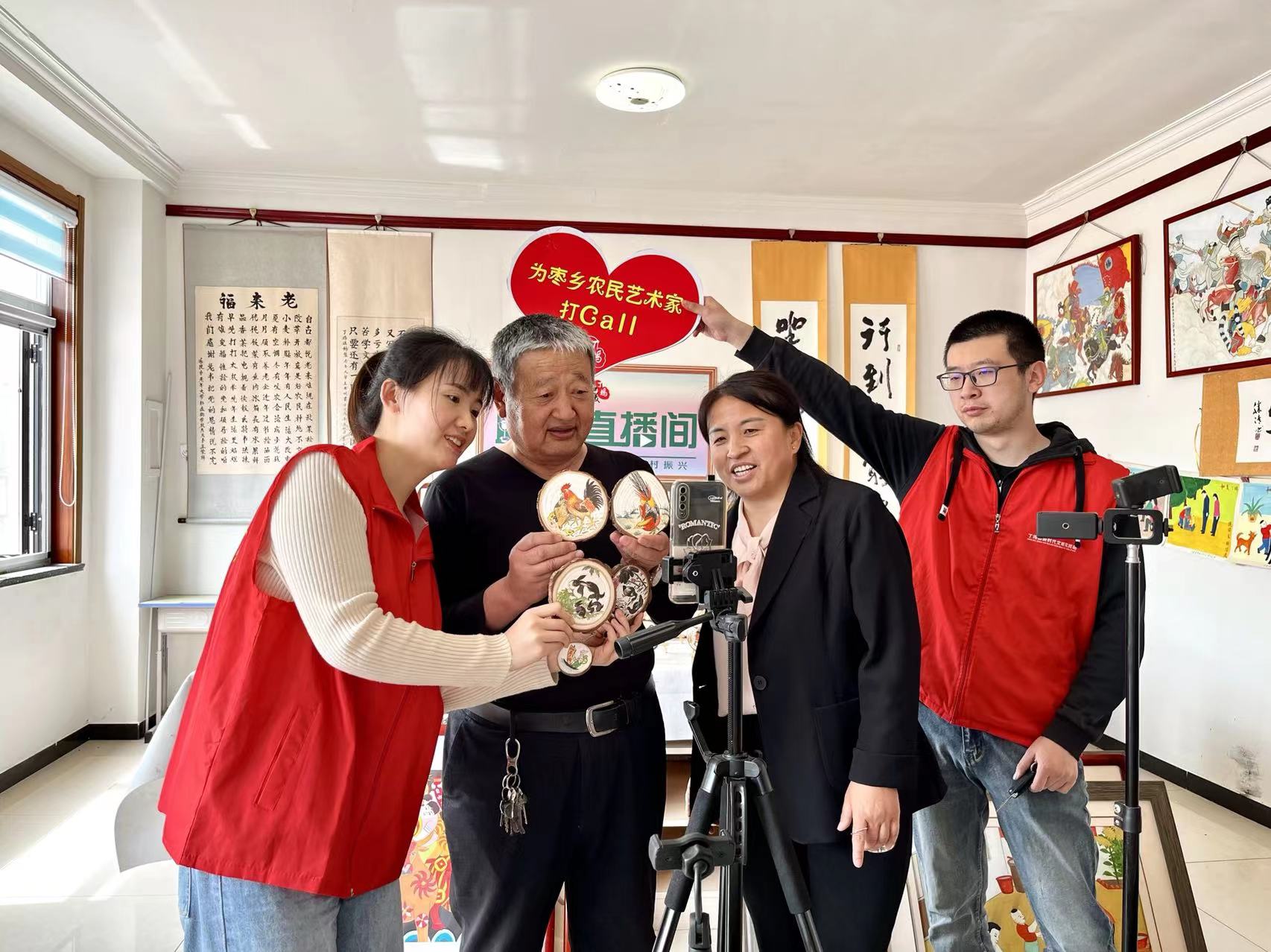 乐陵丁坞镇助农直播开进农民画工作室一幅画卖到800元