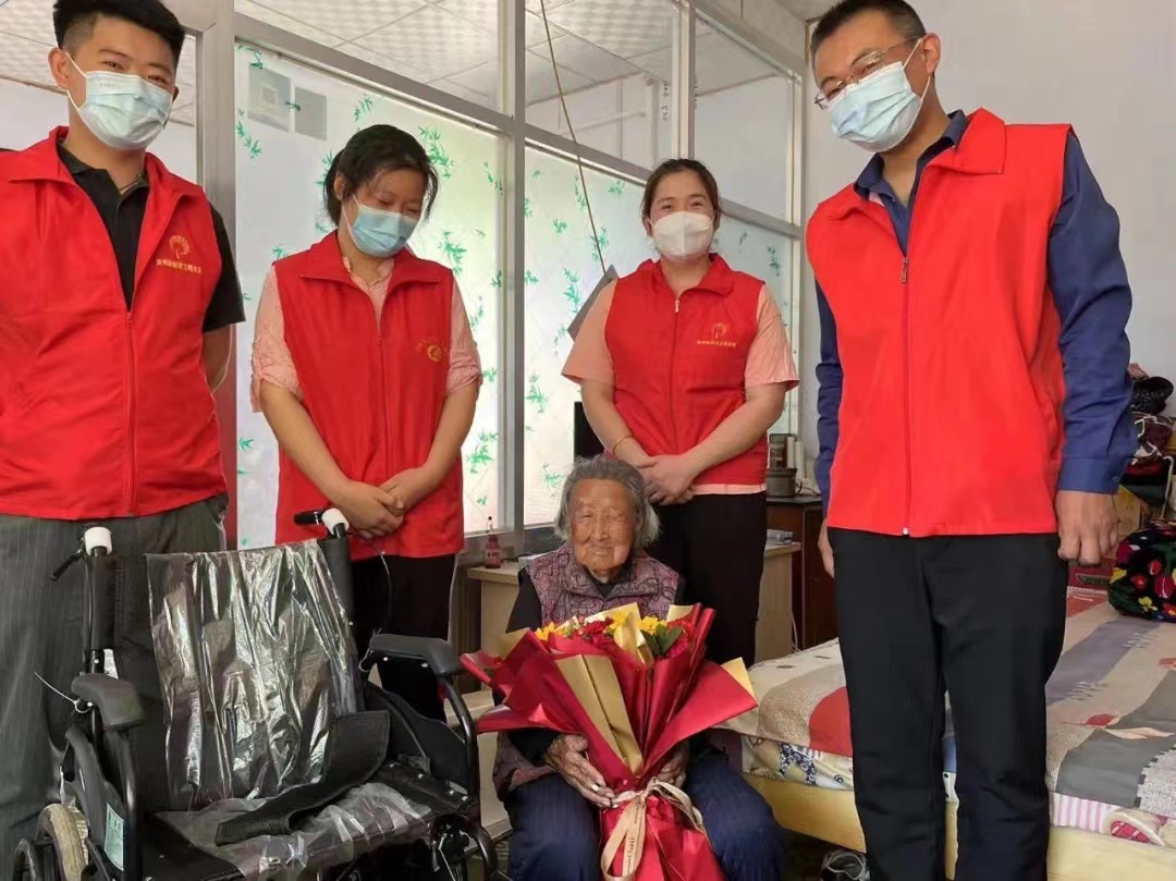 滨城区秦皇台乡单西村新时代文明实践志愿者为老人服务 (7).jpg