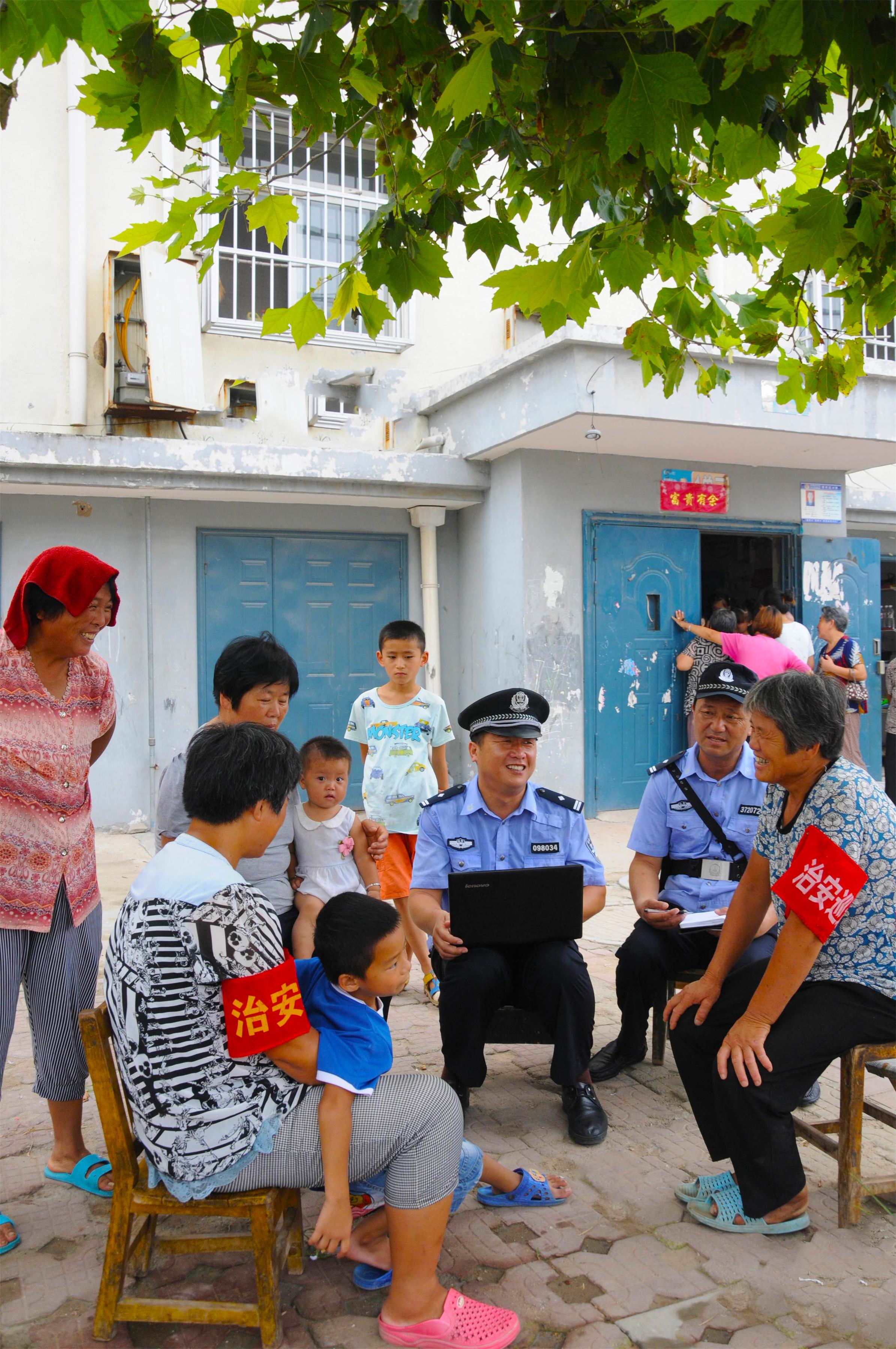 巨野县枫桥志愿服务队在居民小区宣讲治安防范知识.jpg