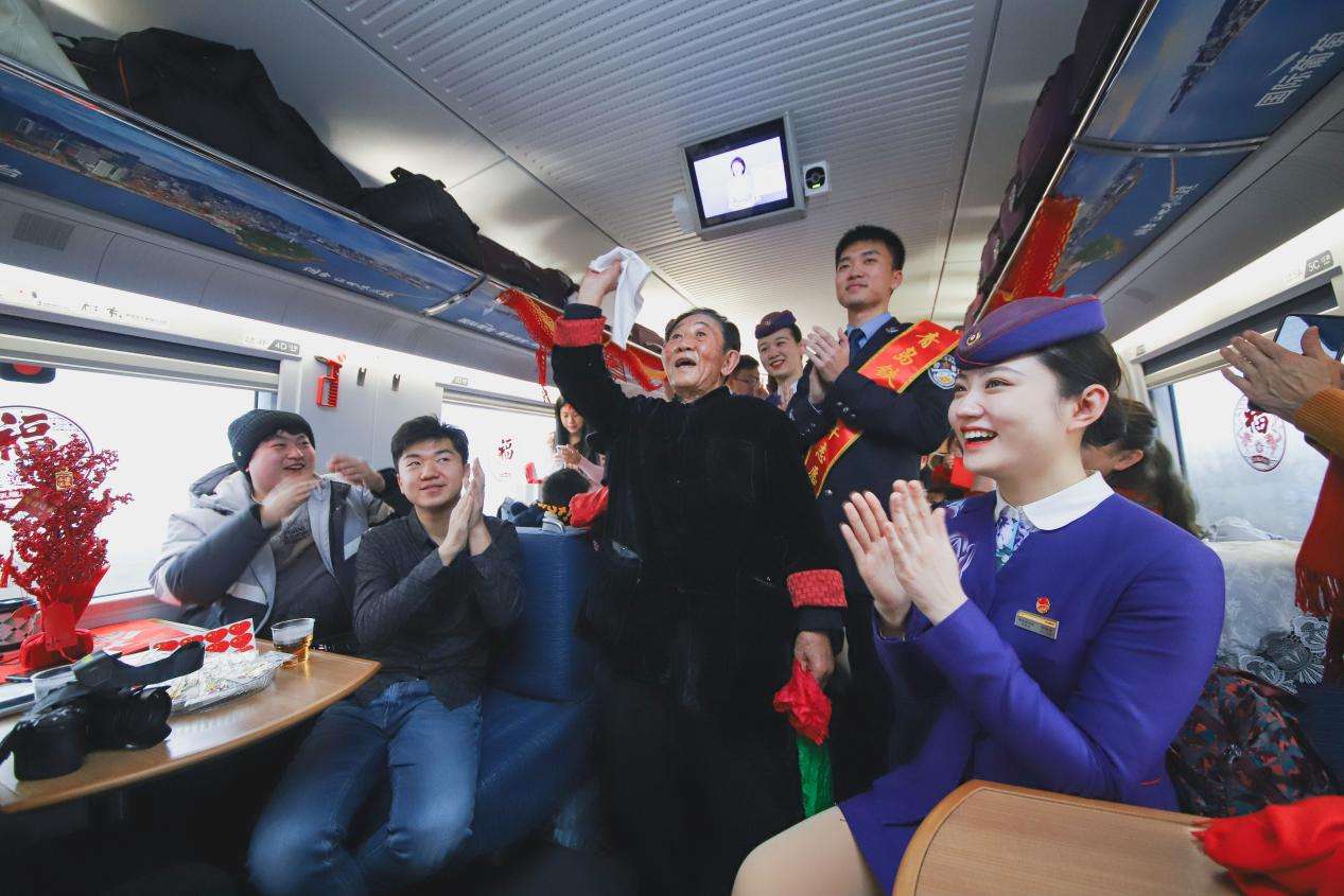2024年1月31日，非遗传承人在青岛开往北京的G1068次列车上为旅客表演古彩戏法。张鹰 摄 (3)