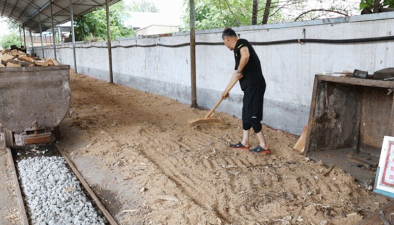 从“废旧板皮”到“绿色燃料”——梁家煤矿将废旧资源“吃干榨净”（动图为+木颗粒生产环节）_副本