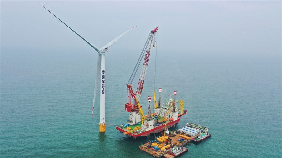 2022-06-22山东省首台平价海上风机吊装成功