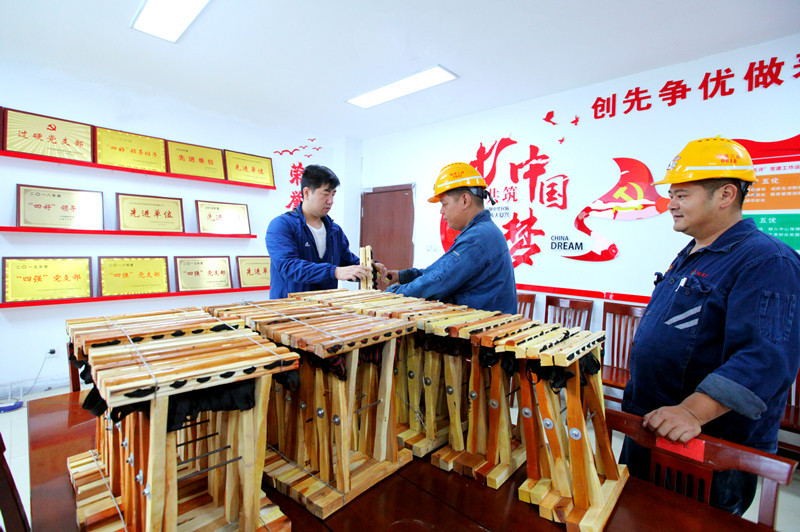 给区队班组赠送暖心小马扎