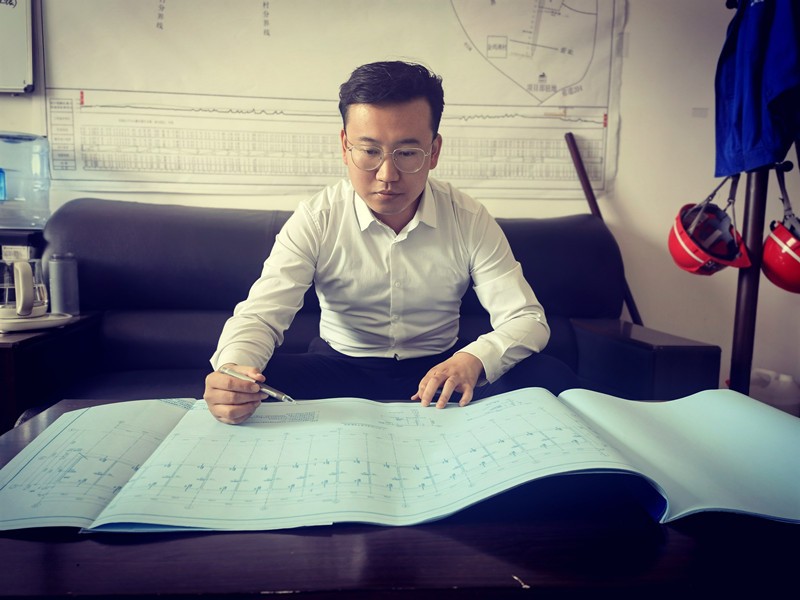金鸡滩煤矿经营管理科艾孛丰工作照