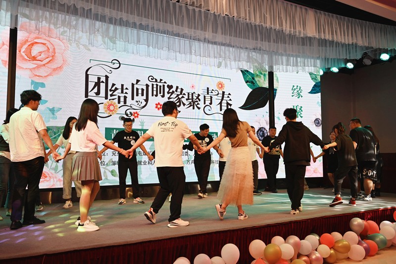 互动小游戏《快乐抱成团》
