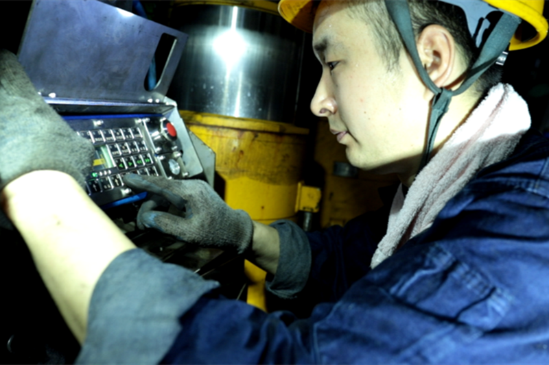 7302工作面，职工在操作电液控设备。