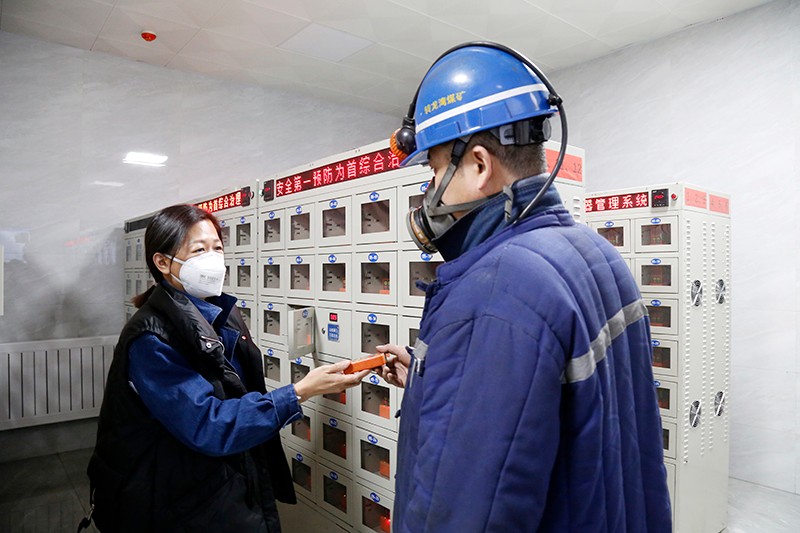 转龙湾煤矿通防工区矿灯管理工李兰敏（摄影：闵楠）