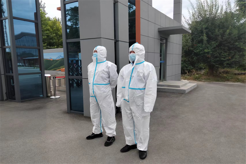 石拉乌素煤矿生产准备工区的两名职工卞功超、高广鹏持续奋战在社区抗疫志愿服务的最前线。.png