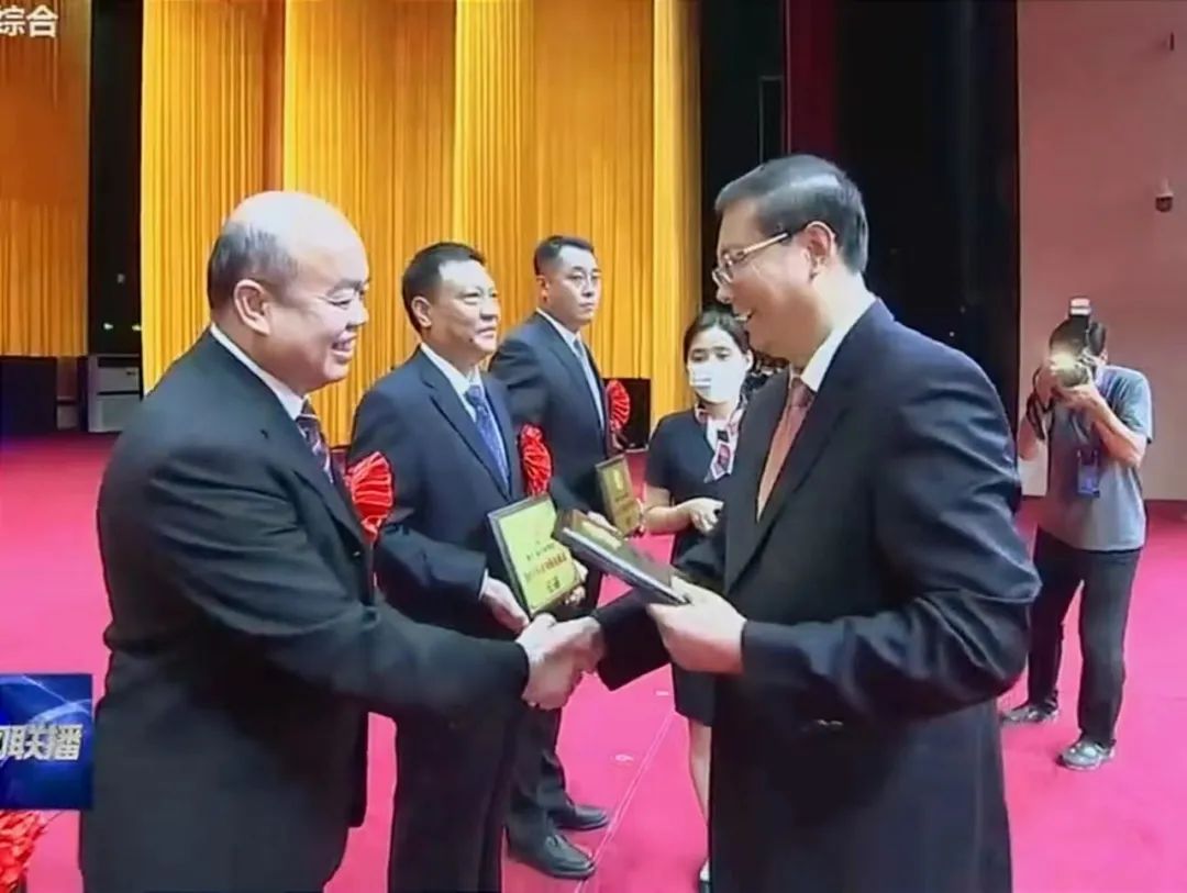 肖耀猛获评济宁市2021年度功勋企业家1.jpg 肖耀猛获评济宁市2021年度功勋企业家1.jpg