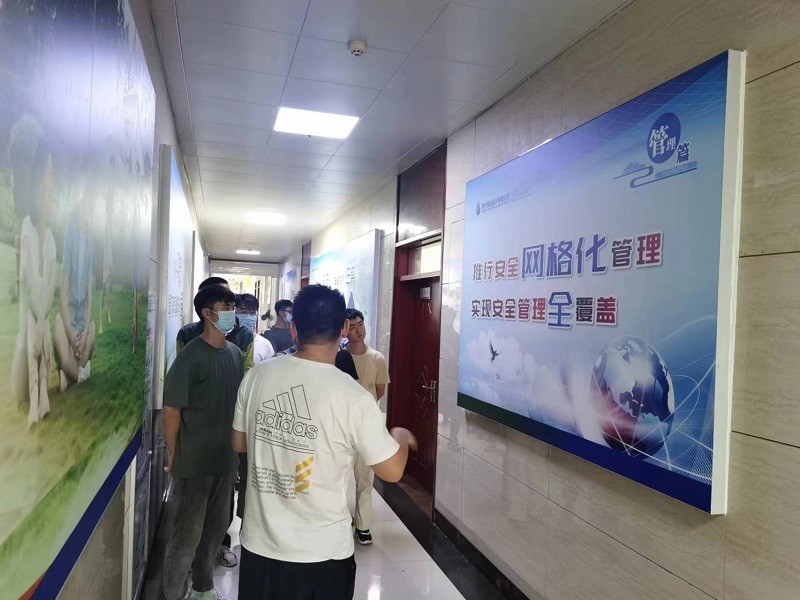 团员青年参观安全文化长廊