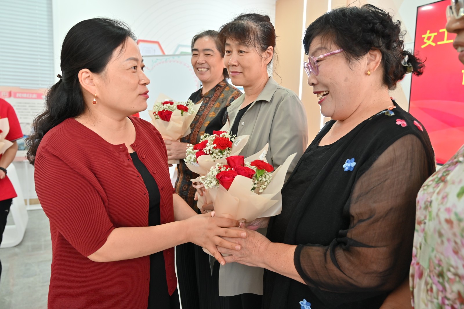 女工委主任为老协管员送上鲜花