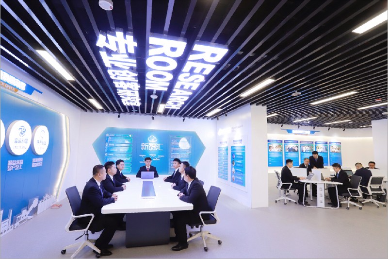 专业技术人员在创客研究室进行课题研究