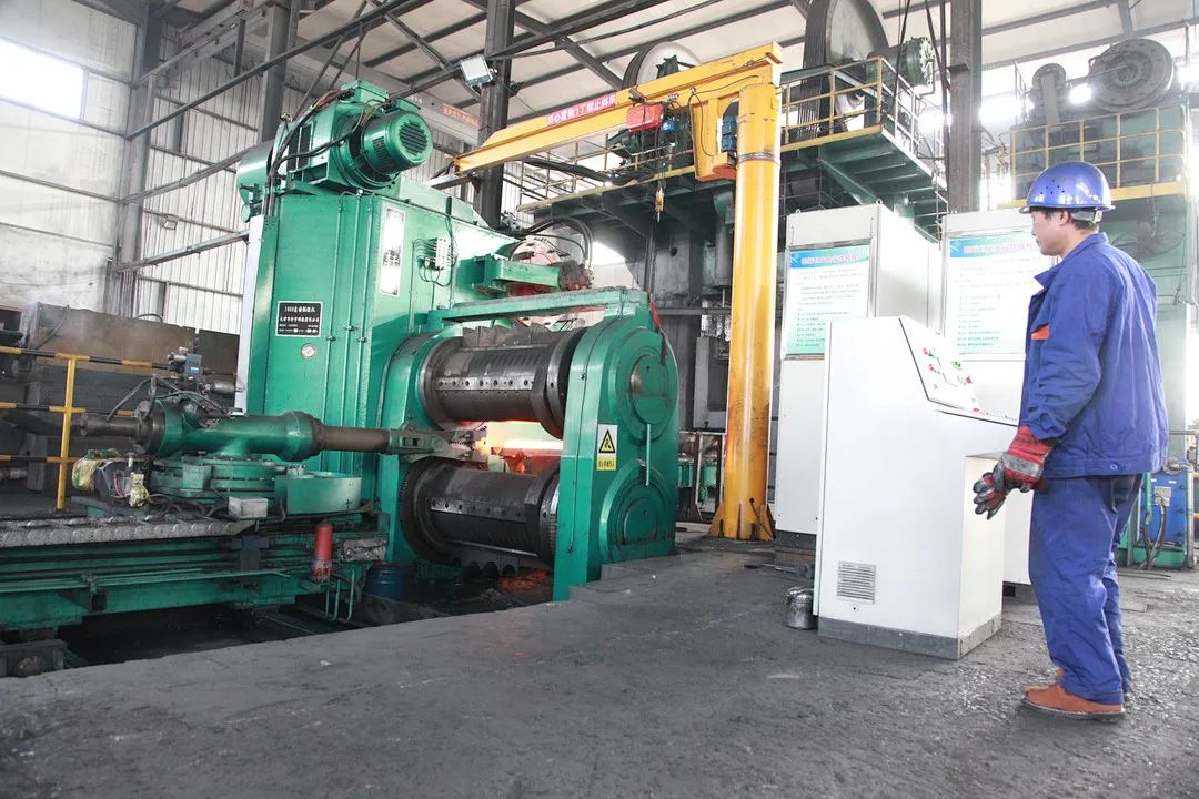 针对锻造产业劳动强度大的问题,购置安装了辊锻机,建设完成了8000吨