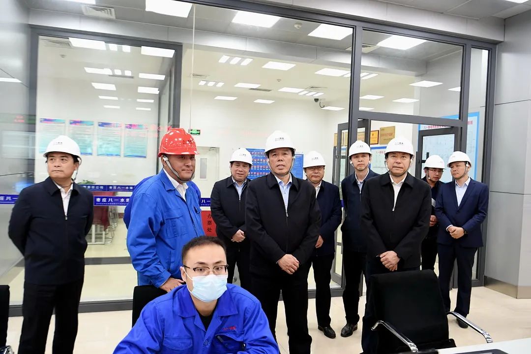 李董事长在八一电厂调研_调整大小.JPG