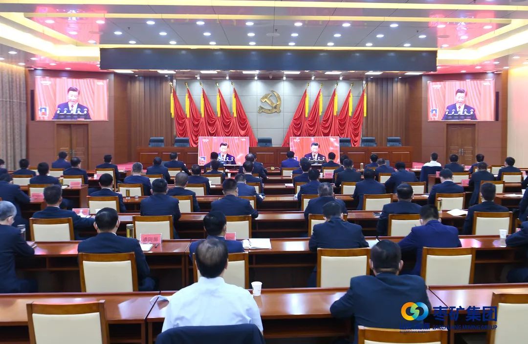 枣矿集团机关看大会 (2).jpg