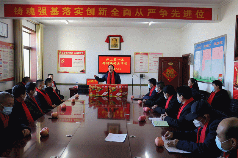 图为节后复工后,职工第一时间对压风机等大型设备进行日检。.jpg