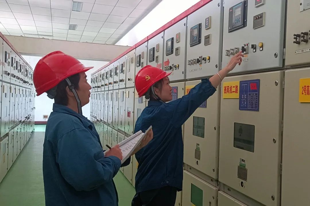 柴里煤矿机电工区职工精心检查、维护着每台设备,紧盯监控数据变化,准确操作保证安全稳定运行,图一.jpg