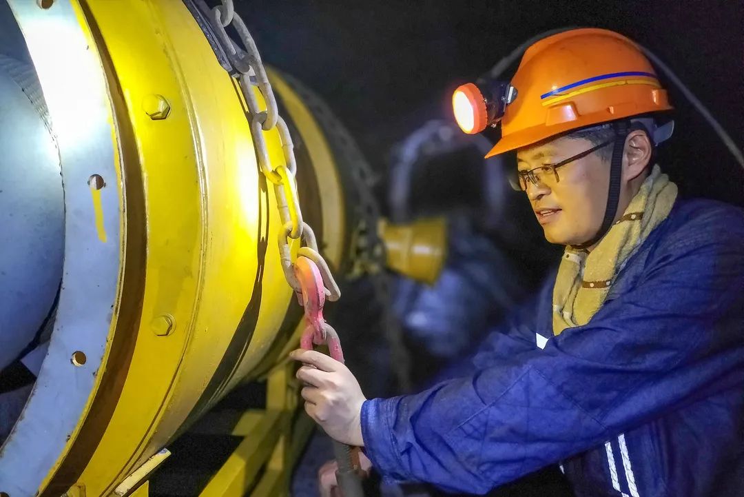 图1:文廷江在检查设备是否封装牢固 任衍军摄.jpg