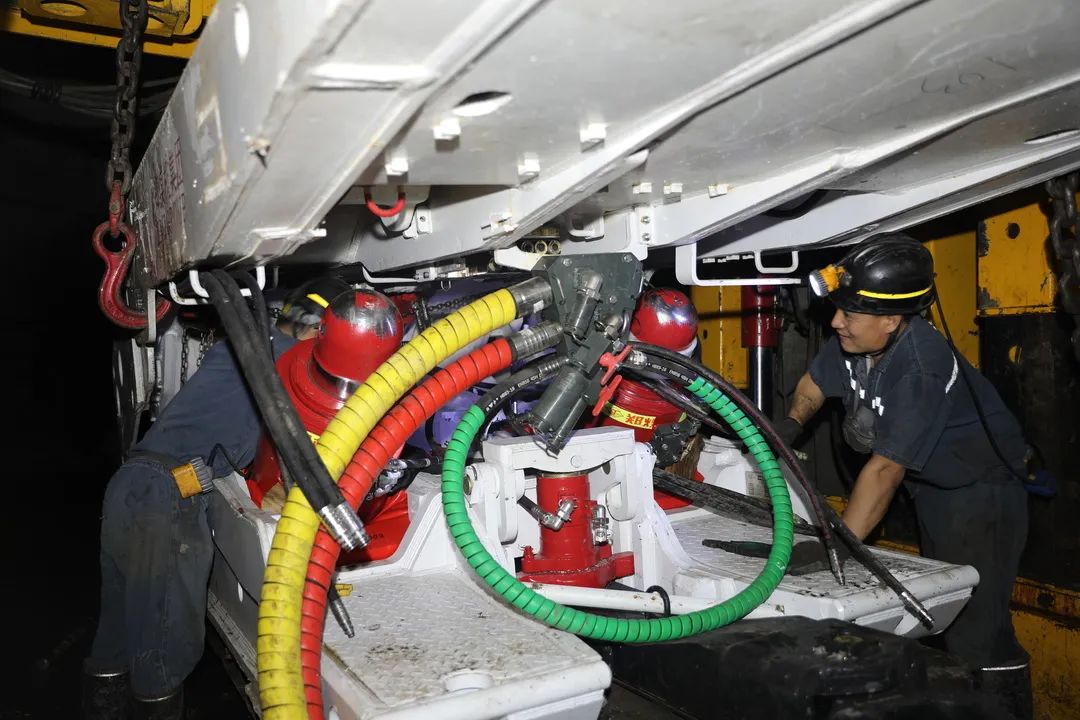 节日期间,滨湖煤矿采掘准备工区全面抓好了液压支架的组装和安装工作,确保如期完成。(巩玉清).JPG